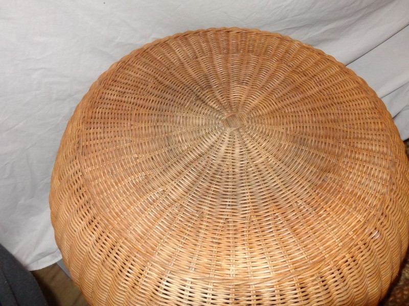VINTAGE HAND WOVEN WICKER TABLE 28 in DIAMETER 17 in TALL 21 in DIAMETER TOP